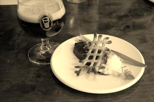 Glas bier met lekker eten